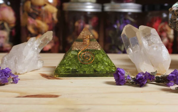 Cristalli Quarzo Piramide Pietra Con Fiore Altare Rilassamento Meditazione — Foto Stock
