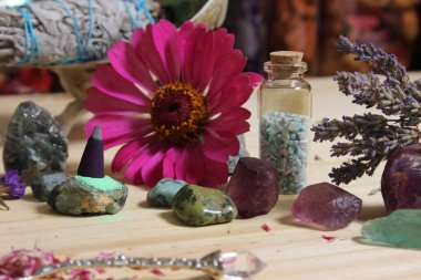 Çakra kristalleri ve çiçekleriyle Taş Kırpma Üzerine Tütsü Konisi