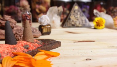 Çakra kristalleri ve çiçekleriyle Taş Külahta Tütsü