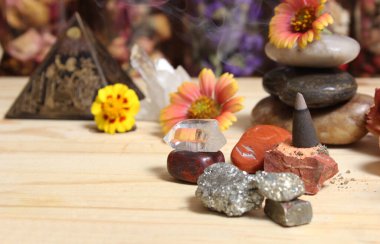 Çakra kristalleri ve çiçekleriyle Taş Kırpma Üzerine Tütsü Konisi