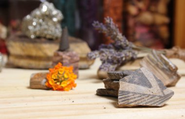 Meditasyon sunağında kristalleri ve çiçekleri olan Antik Amerikan Yerlisi Çömlek Parçaları