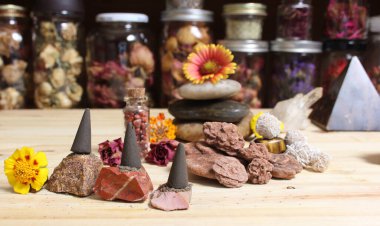 Tütsü Konileri ve Çöl Gülü Kayaları Arkaplanda Piramitle Meditasyon Masasında