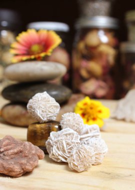 Çöl Gülü Kristalleri ve Meditasyon Sunağında Çiçeklerle Dengelenmiş Taşlar