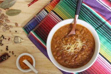 Arka planda biberli, baharatlı ve kuru fasulyeli Pinto fasulyeli bir kase biber.