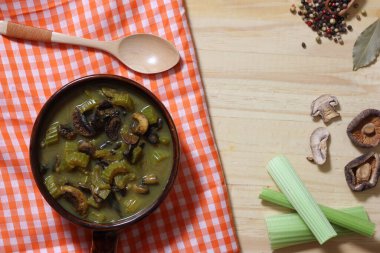 Köy Mutfağında Baharatlı Sebze Çorbası ve Kereviz Çorbası