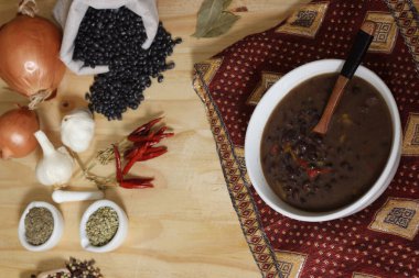 Otlar ve Baharatlar Kırsal Masada Arka planda Siyah Fasulyeli