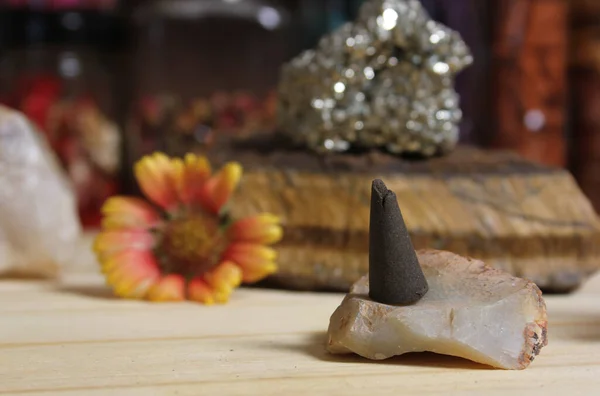 Incense Cone Stone Crystals Flowers Meditation Table — Fotografia de Stock