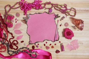 Gül ve Boş Kağıt ve Yanmış Kenarlı Kalemle Pembe ve Magenta Mücevherler