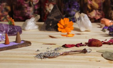 Tütsü ve Kaya Kristalli Kurutulmuş Lavanta ve Gül Yaprakları
