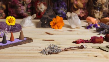 Tütsü ve Kaya Kristalli Kurutulmuş Lavanta ve Gül Yaprakları