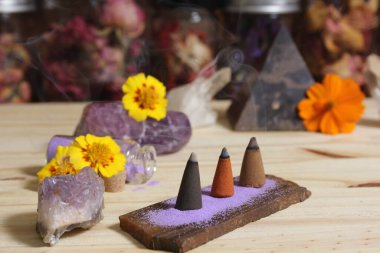 Kaya Kristalleri ve Çiçeklerle Taş Kırpma Üzerine Tütsü Konileri