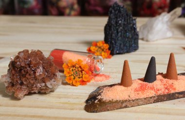 Tütsü ve Taş Piramitli Aragonit Kristali Meditasyon Masası