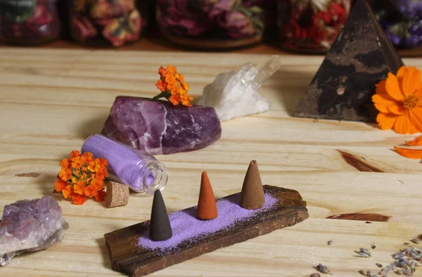 Kaya Kristalleri ve Çiçeklerle Taş Kırpma Üzerine Tütsü Konileri