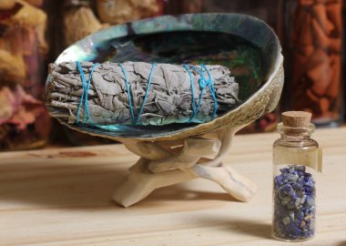 Palo Santo Wood 'lu kurutulmuş lavanta ve lekelenmiş deniz kulağı kabuğu.