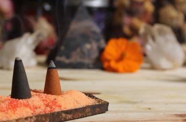 Tütsü ve Taş Piramitli Taş Kristali Meditasyon Masası