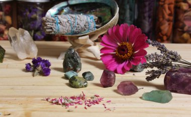 Kurumuş çiçekler ve kristal çakra Taşları Meditasyon sunağı sığ DOF