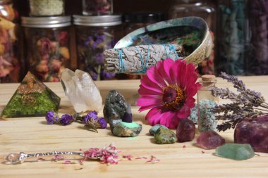 Kurumuş çiçekler ve kristal çakra Taşları Meditasyon sunağı sığ DOF