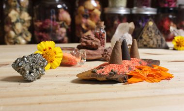 Çakra kristalleri ve çiçekleriyle Taş Külahta Tütsü