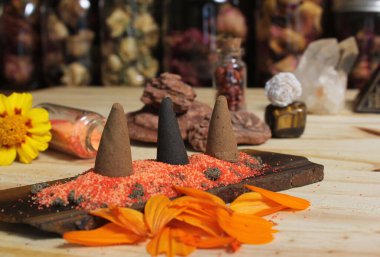 Çakra kristalleri ve çiçekleriyle Taş Külahta Tütsü