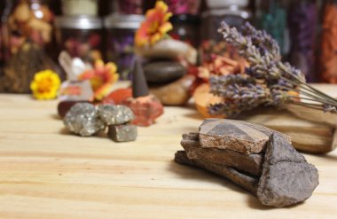 Meditasyon sunağında kristalleri ve çiçekleri olan Antik Amerikan Yerlisi Çömlek Parçaları