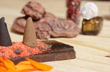 Çakra kristalleri ve çiçekleriyle Taş Külahta Tütsü