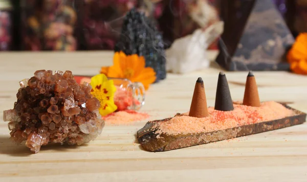 Tütsü ve Taş Piramitli Aragonit Kristali Meditasyon Masası