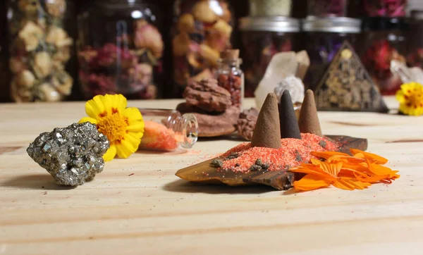 Çakra kristalleri ve çiçekleriyle Taş Külahta Tütsü