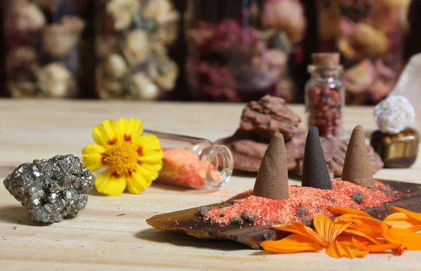 Çakra kristalleri ve çiçekleriyle Taş Külahta Tütsü