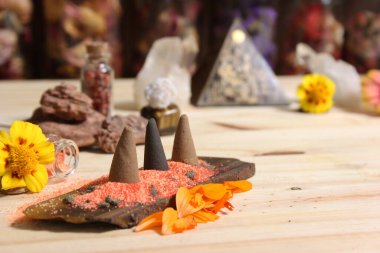 Çakra kristalleri ve çiçekleriyle Taş Külahta Tütsü