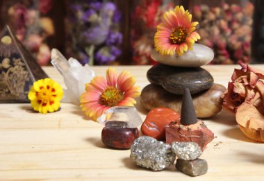 Çakra kristalleri ve çiçekleriyle Taş Kırpma Üzerine Tütsü Konisi