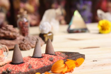 Çakra kristalleri ve çiçekleriyle Taş Külahta Tütsü