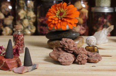 Tütsü Konileri ve Çöl Gülü Kayaları Arkaplanda Piramitle Meditasyon Masasında