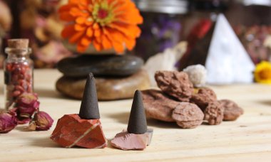 Tütsü Konileri ve Çöl Gülü Kayaları Arkaplanda Piramitle Meditasyon Masasında