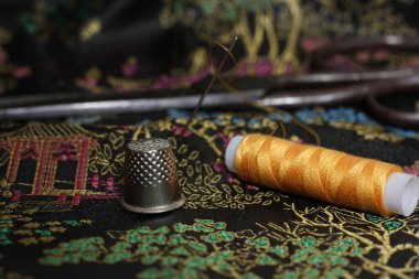 Sarı İplik ve Yüksük Vintage Çin ipeğinde