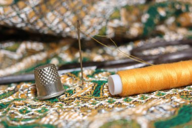 Orta Doğu 'dan Kaliteli Kumaş Üzerine Altın İplik ve Yüksük