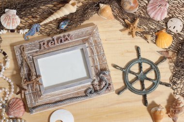 Ahşap Arkaplanda Deniz Kabukları ve Balık Ağı ile Boş Çerçeve. Deniz ve Kıyı TemasıName