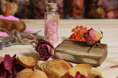 Kurutulmuş gül yaprakları ve kristalli kurutulmuş lavanta ve taşlaşmış odun.