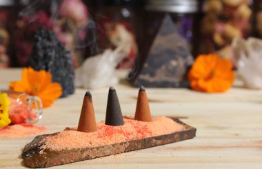 Tütsü ve Taş Piramitli Taş Kristali Meditasyon Masası