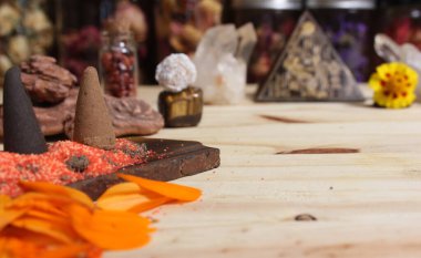 Çakra kristalleri ve çiçekleriyle Taş Külahta Tütsü