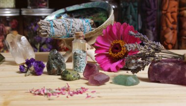 Kurumuş çiçekler ve kristal çakra Taşları Meditasyon sunağı sığ DOF
