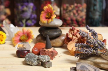 Çakra kristalleri ve çiçekleriyle Taş Kırpma Üzerine Tütsü Konisi