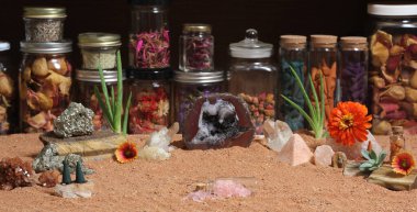 Aloe Vera Bitkileriyle Çakra Taşları ve Avustralya Kızıl Kum Üzerinde Tütsü Konileri