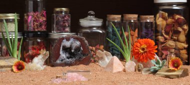 Aloe Vera Bitkileriyle Çakra Taşları ve Avustralya Kızıl Kum Üzerinde Tütsü Konileri