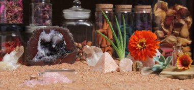 Aloe Vera Bitkileriyle Çakra Taşları ve Avustralya Kızıl Kum Üzerinde Tütsü Konileri