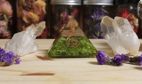 Cristais Quartzo Pirâmide Pedra Com Flor Altar Relaxamento Meditação — Fotografia de Stock