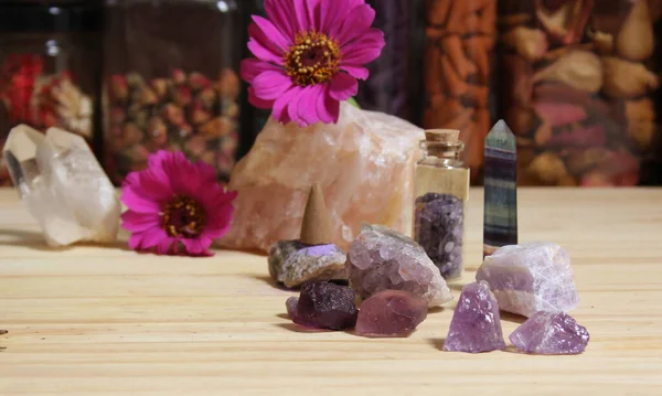 Amethyst Crystals Flowers Incense Cones Meditation Altar — Fotografia de Stock