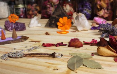 Tütsü ve Kaya Kristalli Kurutulmuş Lavanta ve Gül Yaprakları