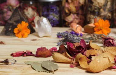 Kurutulmuş gül yaprakları ve kristalli kurutulmuş lavanta ve taşlaşmış odun.