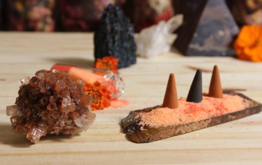 Tütsü ve Taş Piramitli Aragonit Kristali Meditasyon Masası