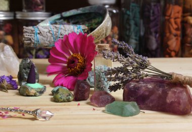 Kurumuş çiçekler ve kristal çakra Taşları Meditasyon sunağı sığ DOF